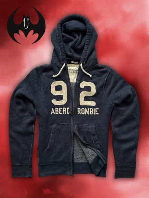 Blå Abercrombie & Fitch hoodie dragkedja - Blå hoodie med dragkedja | fint skick, lite sliten | size L / XL | Längd: 72cm Arm: 74cm Axelbredd: 48cm | Modell 193cm, 74kg | Lägg endast bud med avsikt att köpa, inga fördröjning!
