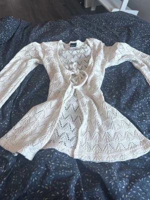 Vit virkad kofta från Gina Tricot - Säljer en söt vit virkad kofta från Gina Tricot i storlek XS. skriv om ni har frågor eller funderingar💕