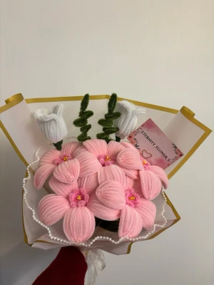 Sju blommor bukett 💐  - Instagram : eternity_flower_s 🌸  Handgjorda evighetsblommor av piprensare – ett kreativt och hållbart alternativ till snittblommor. Perfekta som present eller som liten inredningsdetalj.  Varje blomma är unik, formad för hand och kräver ingen skötsel. De håller sig fina år efter år.  Passar till:   Present, barnrum, sovrum, skrivbord eller dekoration till födelsedag, dop eller student.  Skick:   Nya och oanvända.  Säljs styckvis eller i set. Kan anpassas efter önskade färger. 