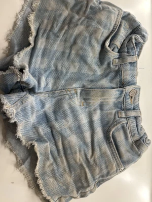 Shorts från Zara - Säljer ett par ljusblå jeansshorts med rutigt mönster. Har använt de ganska mycket och man kan se spår av användning, därför nedsänkt pris. Pris kan dock diskuteras!❤️