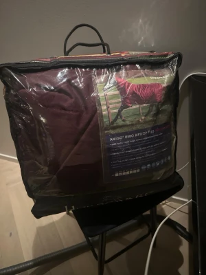Amigo Hero Ripstop Plus hästtäcke - Amigo Hero Ripstop Plus hästtäcke från Horseware i vinröd färg. Täcket är tillverkat i slitstarkt ripstop-material och levereras i en praktisk förvaringsväska med handtag. Perfekt för dig som vill ha ett tåligt och snyggt täcke till din häst.