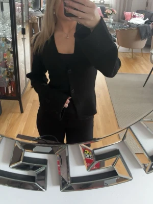 Svart kofta från Gina Tricot - Svart knitted top från Gina Tricot. Stl XS. Använd ca 4 gånger. 