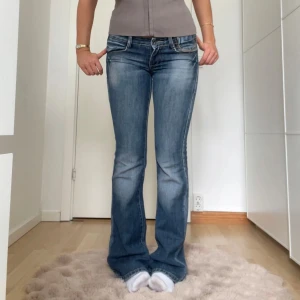 Lågmidjade jeans - Coola lågmidjade jeans från märket success!  Midjemått (rakt över): 39cm Innerbenslängd: 84cm Jag är 161 cm lång💓