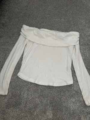 Vit offshoulder topp - Säljer en vit offshoulder topp med långa ärmar. Storlek xs.