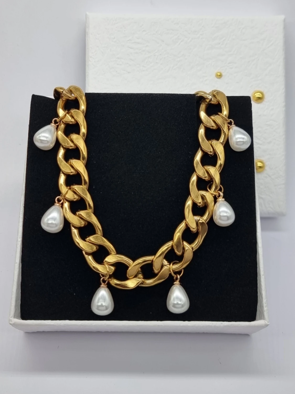 Stilfullt halsband med pärlor 