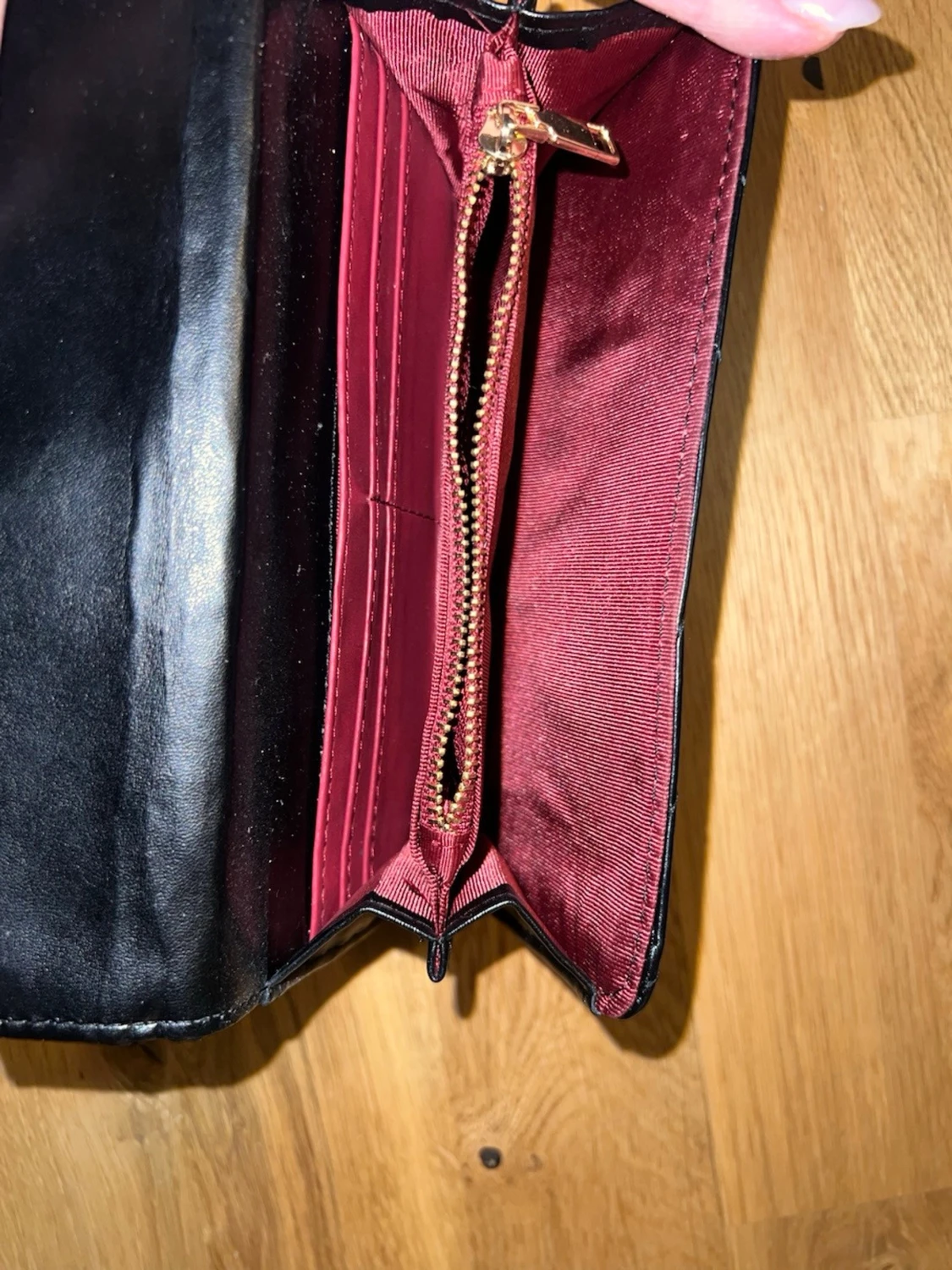 Svart quiltad plånbok i konstläder - 1