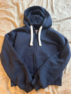 Marinblå Zippup💘 - En marinblå Zippup från Gina i storlek S💘