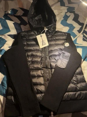 Svart cardigan från Moncler - Moncler cardigan helt ny storlek m pris går och diskutera vid snabb affär 