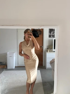 Champagne Klänning - Storlek S