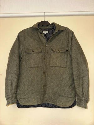 Olivgrön Jacka  - Stilren olivgrön jacka med två bröstfickor. Knappar på jackan och skön vaddering inne som håller dig varm. Perfekt till hösten🤝