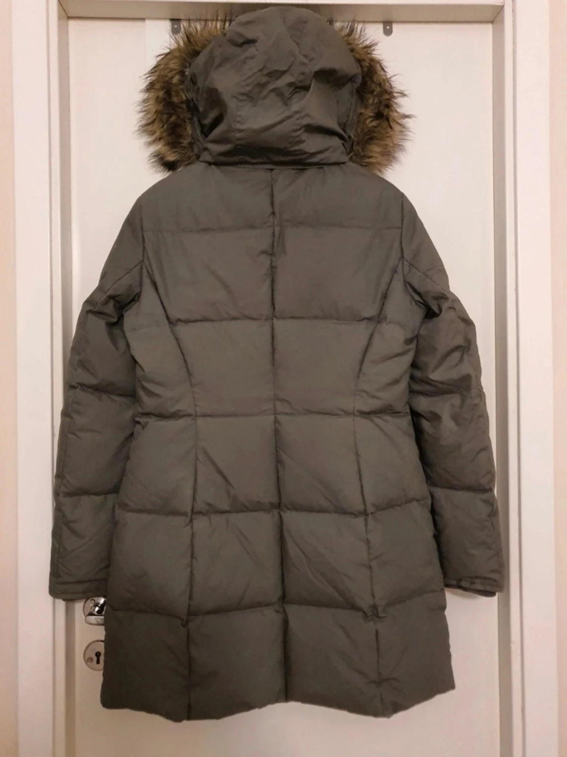 Lång grå dunjacka med fuskpäls - 1