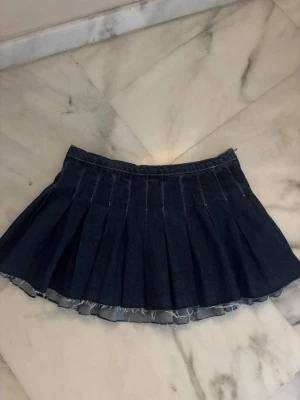 Jeanskjol - Cool plisserad jeanskjol, aldrig använd💙