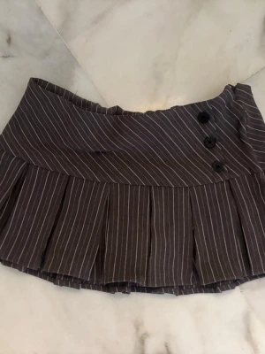 Randig minikjol - Så snyyygg kort jjol till fest eller bara en vit oversize Tshirt🤍🩶🤍