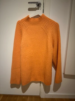 Orange ribbstickad tröja - Från Gina tricot 