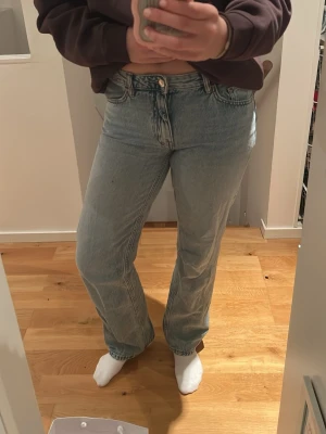 Ljusblå raka jeans från Gina Tricot - Säljer ett par ljusblå raka jeans från Gina Tricot med klassisk femficksmodell och hög midja. Jeansen har en avslappnad passform och är tillverkade i denim med snygg tvättad look. Perfekta till en casual outfit.