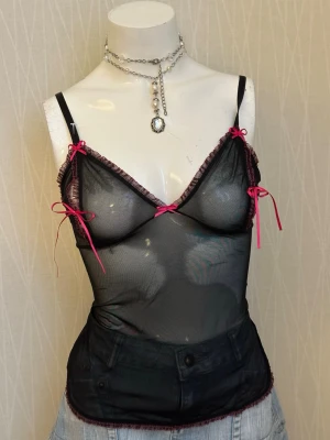 Svart mesh top med rosa detaljer - Svart mesh top med rosa detaljer det står M men det är små i storlek