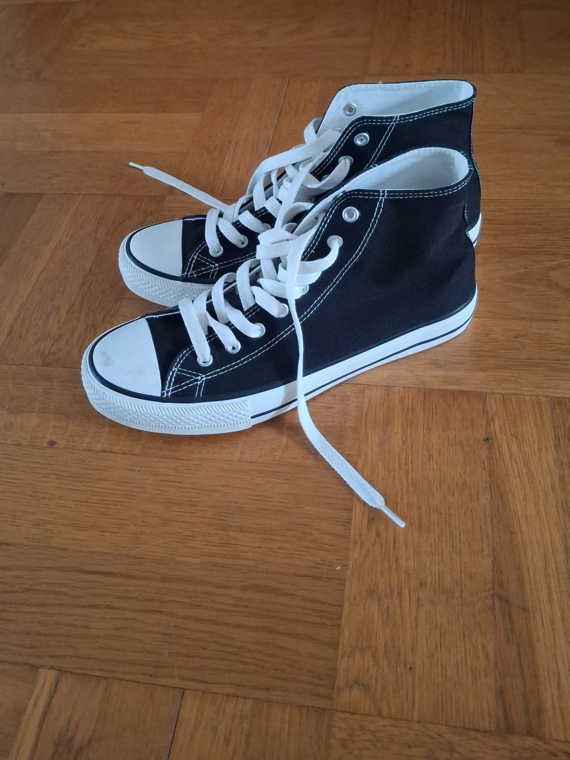 Svarta canvas sneakers med vita detaljer - 3