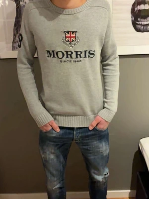 Morris tröja - Säljer en tvärfet stickad Morris tröja som är grå. Den är i riktigt fint skick. Storlek S. Hör av er för frågor. Modellen på bilden är 176cm🥂