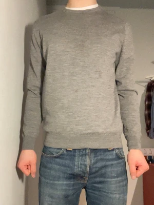 Suitsupply merinoull stickad tröja - En fin stickad tröja från suitsupply med små skavanker (knappt synligt hål och lite mörk fläck)