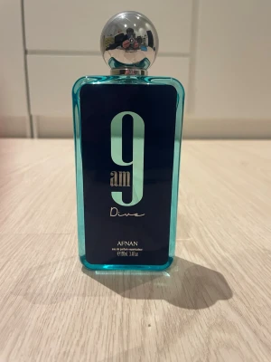 Afnan 9am Dive Eau de Parfum 100ml - Afnan 9am Dive är en parfym perfekt för dig som gillar fräscha och unika dofter. Ca 91ml av 100ml kvar. Har kvitto om behövs 