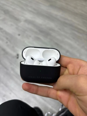 Svarta trådlösa hörlurar i case - Snygga trådlösa in-ear hörlurar i vitt med ett svart matt laddningsetui från Ideal of Sweden. Etuiet har USB-C port och LED-indikator. Perfekt för musik, poddar och samtal på språng. Modern och stilren design som passar till allt.