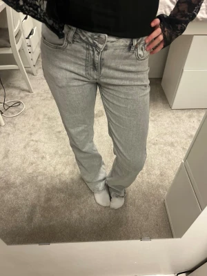 Ljusgrå raka jeans - Gråa raka jeans i storlek 28 och 32 i längd. Något slitna längst ner men inget som syns jättemycket. Dom är mid waist 💕 Tveka inte att skriva om du är intresserad eller vill ha fler bilder. Pris kan diskuteras❤️
