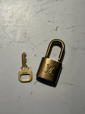 Louis Vuitton Lås  - Äkta Louis Vuitton Lås perfekt nu till alla hjärtans dag 🙌🏼 Perfekt för tex halsband eller att ge iväg. 