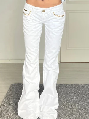 Jeans - Midjemått: 38cm rakt över, innerbenslängd: 84cm 💗