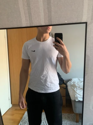 Nike T-shirt - En vit Nike T-shirt i mycket bra skick. Har knappt använt den och har inga fel. Storlek M men är lite liten i storleken. Modellen är 182cm och ca 72kg.