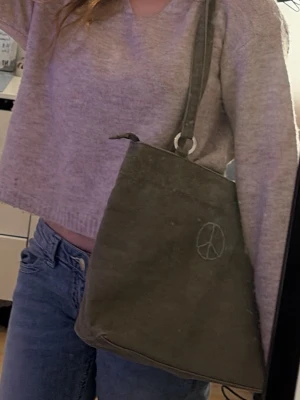 Grön handväska  - Köpt på Plick men knappt använd själv. 🫶🏼