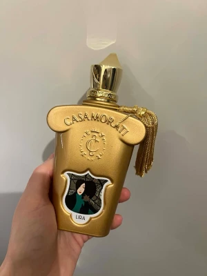 Casamorati Lira 3ml splitt - ❗️❗️❗️❗️OBS LÄS splittar❗️❗️❗️❗️.           Splittar nu denna lyxiga doft från Casamorati. Perfekt för dig som gillar exklusiva dofter! Denna doft är gourmandernas gourmand 🤩🍮🍋🍨✨✨ kostar 99kr att beställa en splitt på 1.2ml annars på gents.