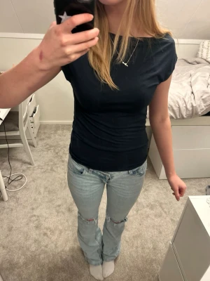 Mörkblå topp - Mörkblå tröja från lager 157💕 Tveka inte att skriva om du är intresserad eller vill ha fler bilder. Pris kan diskuteras❤️