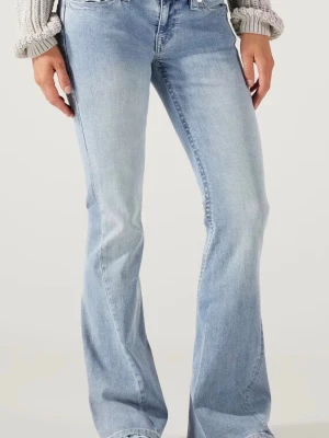 Ljusblå bootcut jeans från True Religion - Säljer ett par ljusblå bootcut jeans från True Religion med klassiska kontrastsömmar och snygga fickdetaljer bak. Jeansen har låg midja, fem fickor och silverfärgade knappar. Perfekta för dig som gillar en avslappnad men trendig look. OBS! Har en hårfärgsfläck som inte gått bort och är köpt klippta för längden, jag är 163 och passar i längden perfekt men för små i min midja! Köpte jeansen på plick för 800, säljer för 450! 