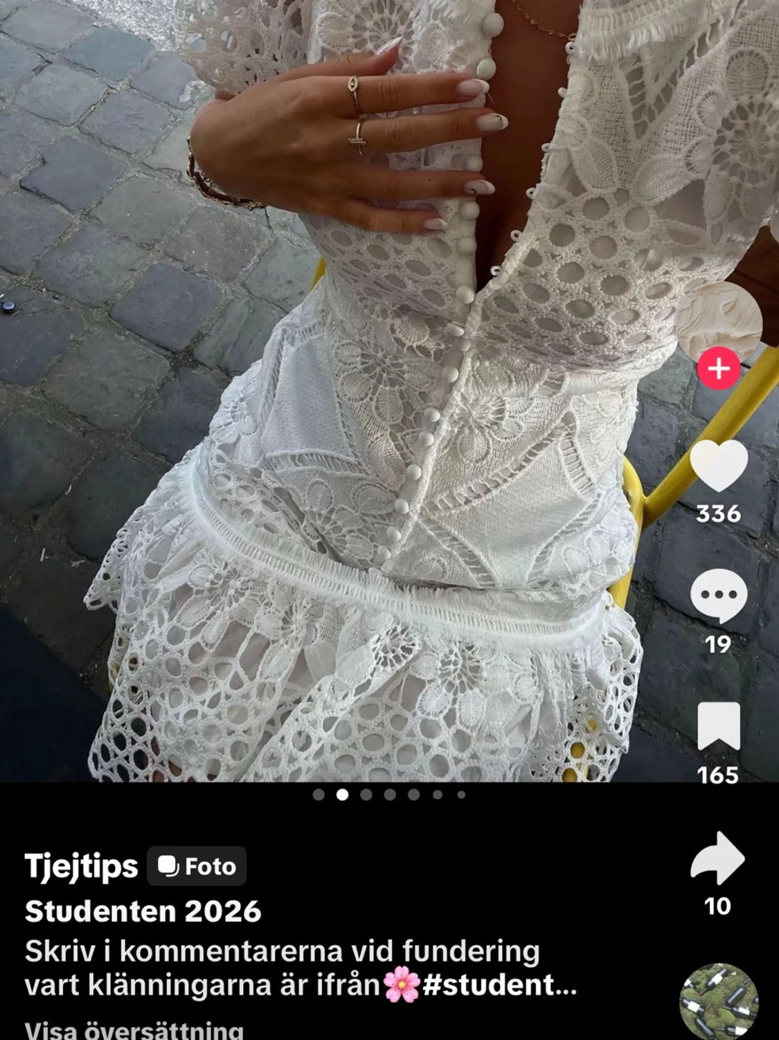 Vit spetsklänning med knappar