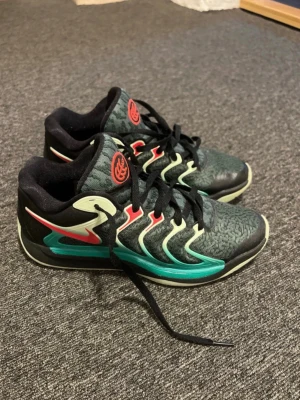 Nike KD17 "Easy Money Sniper" - Sällsynt och eftertraktade Kd’s från Nike som ej sälj längre. Och den är knappt använd! Som går för 2000 ny.
