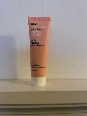 Indy Beauty vegansk primer SPF 30 - Fuktgivande primer från Indy Beauty i en ljusrosa tub med vit kork. Primern är 100% vegansk, parfymfri och har SPF 30. Perfekt för att skapa en jämn bas innan smink. Tuben rymmer 30 ml och har tydlig text framtill.