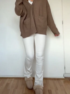Vita bootcut jeans - Vita bootcut jeans från H&M i storlek 170❣️
