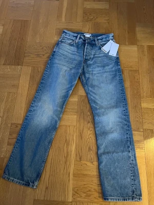 Blå ljusblå straight leg jeans från weekday - Jag säljer ett par helt nya ljusblåa jeans från weekday, prislapp på. Pris kan diskuteras.