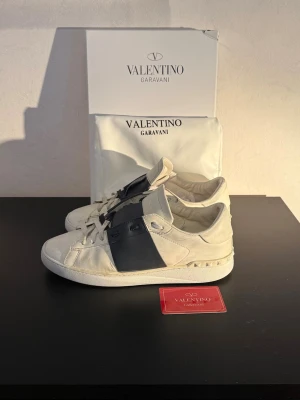 Valentino opens  - Valentino opens | skick 8/10 | allt og medföljer | st 44 | äkta | vid funderingar är det bara att fråga | 😀