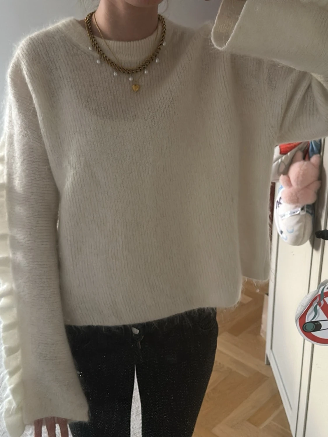 Vit stickad tröja med volangärm