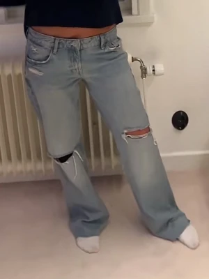 Zara Baggy jeans - Säljer dessa Baggy jeansen från Zara med slitningar på knänen. De är helt slutsålda, de är aldrig använda och lappen är kvar. de är långa i benen, storlek 34. Hör av er vid fler frågor 💞midjemått: 36cm rakt över, innerbenslängd: 83cm, ytterben: 103 cm💞