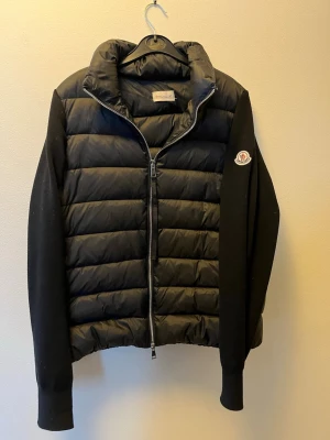 Moncler cardigan - Endast använd fåtal gånger inga hål eller slitningar alls storlek L kan även ta emot byte mot field jacket