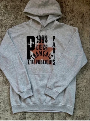 Paris hoodie  - Grå Paris hoodie helt ny använd endast för test skick 10/10✅ Storlek M pris går att diskutera vid en snabb affär ✅