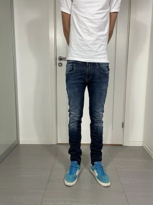 Replay Anbass Jeans - Säljer nu dessa Replay Anbass Jeans, W30 o L32, skriv för fler bilder/frågor🙌🏼