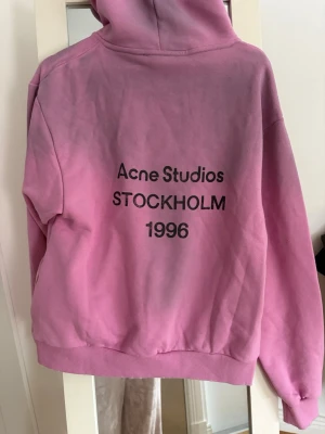 Rosa hoodie Acne Studios Stockholm - Säljer en rosa hoodie från Acne Studios. Köpte på vinted men den va för stor för mig. Priset kan förhandlas.