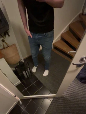 Ljusblå jeans från Jack & Jones - Snygga ljusblå jeans från Jack & Jones med klassisk femficksdesign och normal passform. Jeansen har en rak siluett och är tillverkade i mjukt denimtyg av bomull. Perfekta för en avslappnad och trendig look.