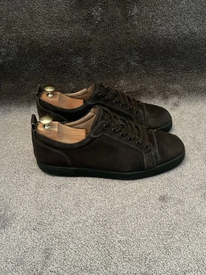 Christian Louboutin skor - Hej! Säljer dessa Christian Louboutin skor utan nitar i färgen pine green! I helhet så är skorna i ett mycket bra skick och dom är riktigt bekväma men är slitna inuti och har en inte så synlig lagning som man kanske ser på bild 1. Med skorna får du 2 styckna dustbags! Nypriset är 9000kr. Skorna är autentiska vilket jag står för! (Olagligt att sälja märkeskopior). Hör gärna av dig vid minsta intresse av köp! 😊mvh DS ♦️
