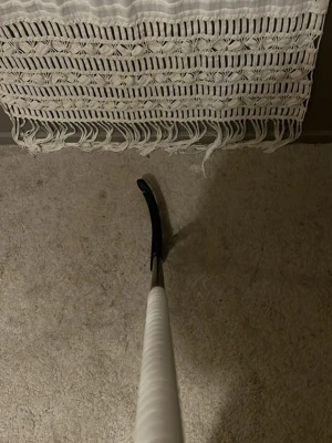 Innebandyklubba Oxdog EVO LAB - Säljer en innebandyklubba från unihoc, modell EvoLab. Klubban är svart med gulddetaljer och har ett greppvänligt skaft. Bladet är svart och har ett klassiskt rutmönster. Perfekt för dig som vill ha en lätt och smidig klubba till innebandy.