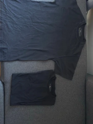 Två T-shirts - två svarta T-shirts .