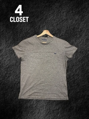 Jacob cohen t shirt  - En grå stilren t shirt ifrån Jacob Cohen som bokstavligt funkar till alla tillfällen! Den har ett grått tryck på bröstet med små blåa detaljer utöver tröjan! Tröjan är i storlek S och är true to size, den passar mig som 178-179 bra! Skriv för frågor och priset går att diskutera! ✅🤝